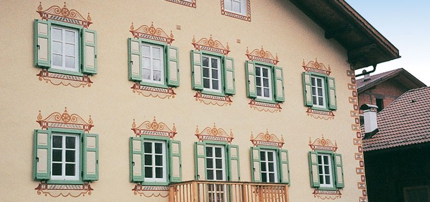 sostituzione finestre e rifacimento facciata antico palazzo in valle di fassa